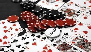 Tangkapan layar aplikasi hokibet138 menampilkan dashboard sportsbook dan permainan live casino